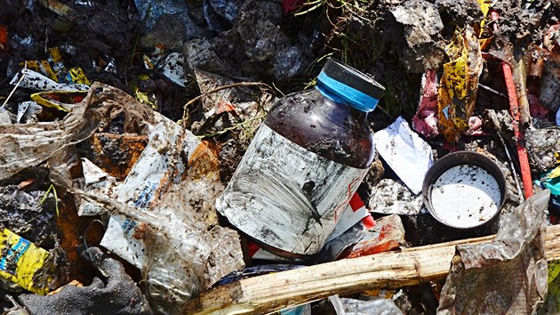 Zsah hasi v ostravsk sti Hruov, kde pi likvidaci poru kontejner nali dv lahviky s ervenm fosforem. (5. ervna 2019)