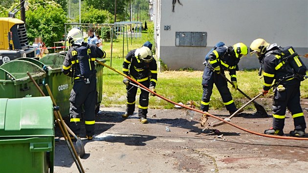 Zsah hasi v ostravsk sti Hruov, kde pi likvidaci poru kontejner nali dv lahviky s ervenm fosforem. (5. ervna 2019)