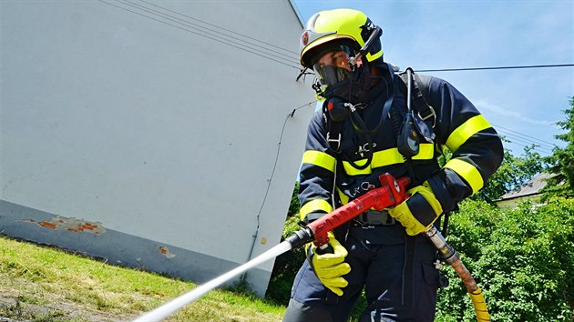 Zsah hasi v ostravsk sti Hruov, kde pi likvidaci poru kontejner nali dv lahviky s ervenm fosforem. (5. ervna 2019)