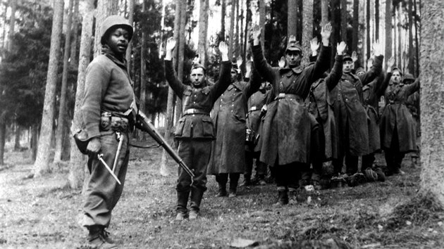 Americk vojk se skupinou zajatch nacist (duben 1945)