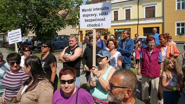 V Chnov lid protestovali za stavbu obchvatu. Mezi 15. a 16. hodinou pechzeli pes pechod, co se nelbilo projdjcm idim.