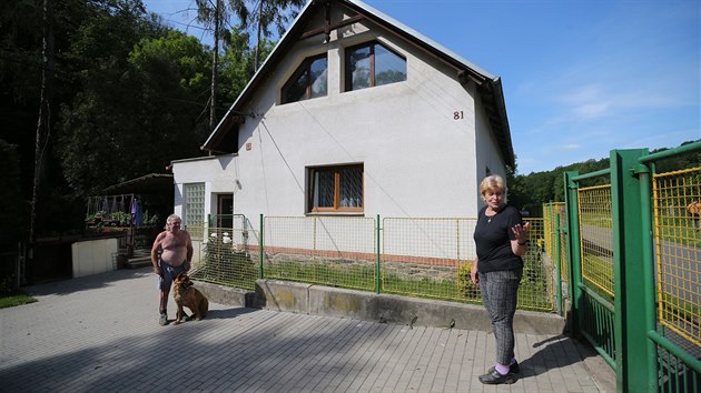 Dm manel Mrkvikovch ve Skryjch le na samm konci Kraje Vysoina. Vedle nho tee potok, kter tvo hranici se Stedoeskm krajem, a pl celistv pozemek. Proto ministerstvo vnitra navrhlo pravu tto anomlie.