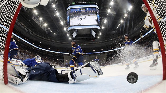 Brank St. Louis Jordan Binnington inkasuje ve finle Stanley Cupu proti Bostonu.