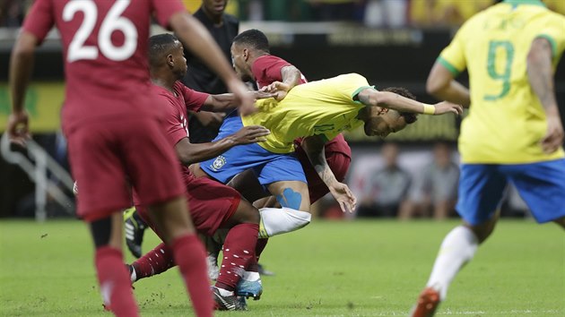 Brazilec Neymar v ostrm souboji v ptelskm utkn proti Kataru.