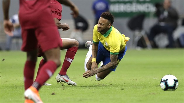 Brazilec Neymar pad v ptelskm utkn proti Kataru.