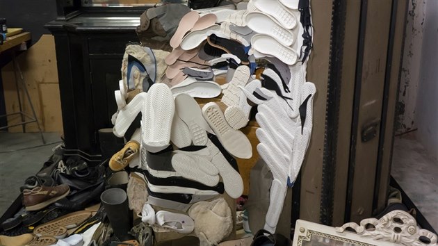 Socha Patrik Proko vytvoil ze zhruba dvou set podrek obuvi, starch a rozbitch bot a stik ltek i k velk portrt zlnskho tovrnka Tome Bati.