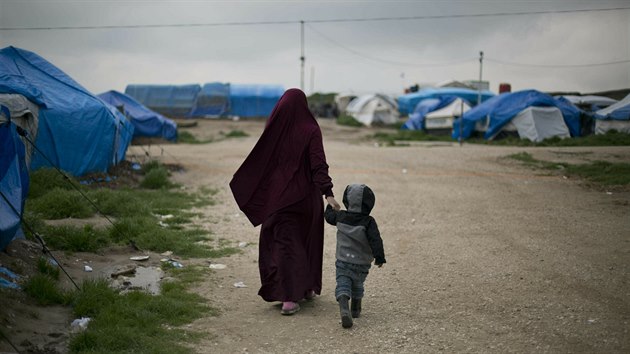 Rodina bojovnka Islmskho sttu v syrskm uprchlickm tboe (27. bezna 2019)