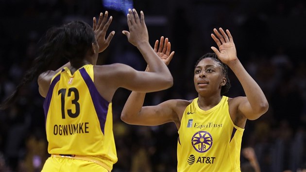 Chiney Ogwumikeov (13) a jej sestra Nneka Ogwumikeov spolen oslavuj ko Los Angeles Sparks.