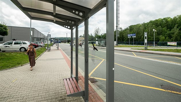 Terminl v Rychnov nad Knnou m z jedn strany ulice otoen psteky.