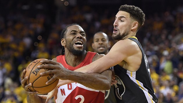 Kawhi Leonard z Toronta u me, brn ho Klay Thompson z Golden State.