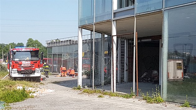 Hasie v Plzni opt zamstnal por chtrajc budovy na Rokycansk td, kterou obvaj bezdomovci. (5. ervna 2019)