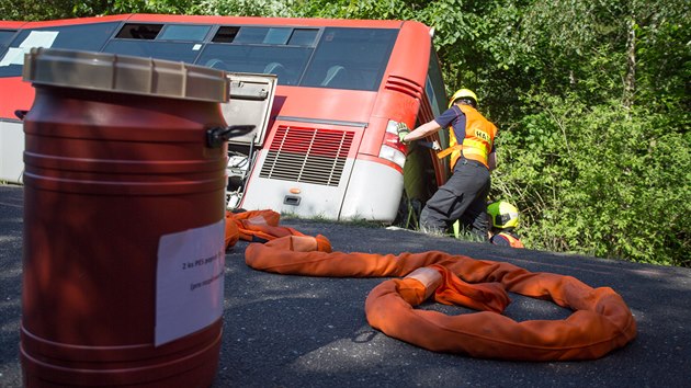 Autobus vyjel ze silnice, od horkho vfuku chytla trva.