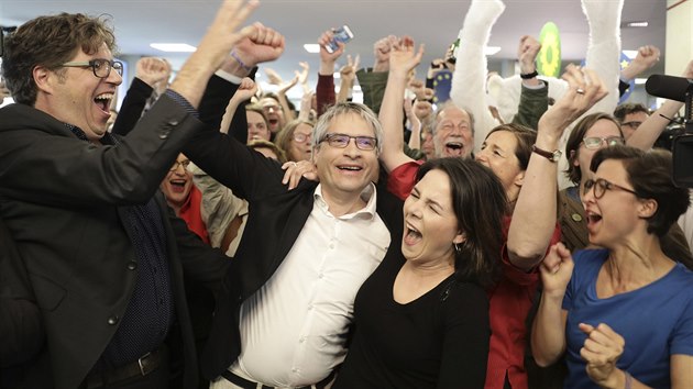Nmet Zelen slavili vsledky voleb do Evropskho parlamentu. Na smnku je europoslanec Sven Giegold a spolupedsedkyn strany Annalena Baerbock. (27. kvtna 2019)