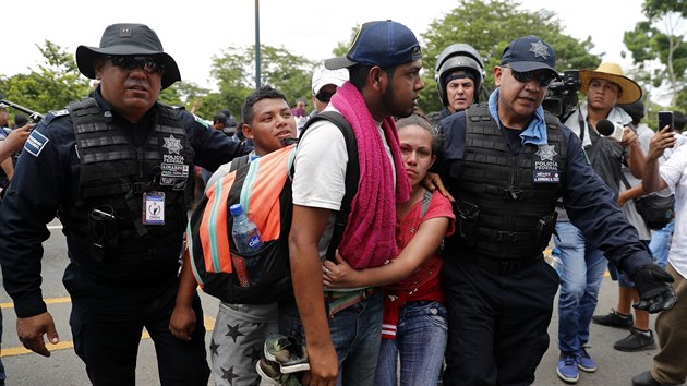 Mexick policie bhem zsahu v karavan migrant u hranice s Guatemalou. (5. ervna 2019)