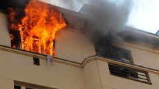 Při požáru hasiči evakuovali 45 lidí, patnáct jich předali záchrance. Zranili... Při požáru hasiči evakuovali 45 lidí, patnáct jich předali záchrance. Zranili...