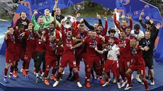 Fotbalisté Liverpoolu se radují ze zisku trofeje pro vítze Ligy mistr.