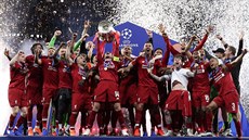 Liverpool slaví triumf v Lize mistr po výhe 2:0 nad Tottenhamem v madridském...