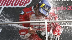 Ital Danilo Petrucci slaví vítzství ve Velké cen Itálie MotoGP.