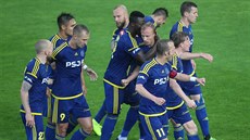 Jihlavští fotbalisté se radují z branky do sítě Karviné. Jihlavští fotbalisté se radují z branky do sítě Karviné.