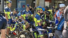 Cyklisté hradecké stáje Elkov Author krátce před startem sobotní etapy závodu... Cyklisté hradecké stáje Elkov Author krátce před startem sobotní etapy závodu...