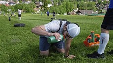 Obránce Lukáš Kaňák se občerstvuje po jednom z výběhů do sjezdovky. Za chvíli... Obránce Lukáš Kaňák se občerstvuje po jednom z výběhů do sjezdovky. Za chvíli...