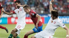 Český záložník Jakub Jankto (uprostřed) se snaží probít bulharskou defenzivou. Český záložník Jakub Jankto (uprostřed) se snaží probít bulharskou defenzivou.