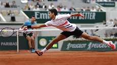 Srb Novak Djokovi se natahuje po míi v semifinále Roland Garros.