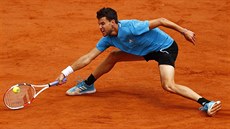 Dominic Thiem z Rakouska se natahuje po míi v semifinále Roland Garros.