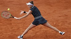 Markéta Vondroušová se natahuje po míči ve finále Roland Garros. Markéta Vondroušová se natahuje po míči ve finále Roland Garros.