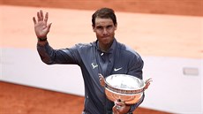 panl Rafael Nadal mává divákm po svém triumfu na Roland Garros.