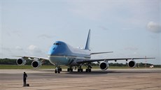 Speciál Air Force One s americkém prezidentem a jeho enou na palub práv...