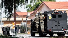 Jednotky SWAT v kalifornském San Gabriel přijíždějí k místu, kde se... Jednotky SWAT v kalifornském San Gabriel přijíždějí k místu, kde se...