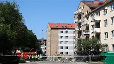 Záchranáři zasahují u obytného domu ve švédském Linkopingu, kde jeden z... Záchranáři zasahují u obytného domu ve švédském Linkopingu, kde jeden z...