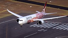 Dreamliner australské spolenosti Qantas pistává na letiti v Alice Springs...