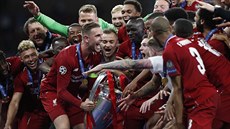 Kapitán fotbalistů Liverpoolu Jordan Henderson s trofejí pro vítěze Ligy mistrů. Kapitán fotbalistů Liverpoolu Jordan Henderson s trofejí pro vítěze Ligy mistrů.