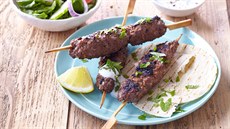 Kebab se zeleninovým salátem a jogurtovou omáčkou Kebab se zeleninovým salátem a jogurtovou omáčkou