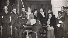V řadách amerických vojáků za druhé světové války bojovali také černošští muži.... V řadách amerických vojáků za druhé světové války bojovali také černošští muži....