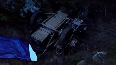 Historický motocykl se převrhl při jízdě v rozbahněném terénu. Řidič nehodu... Historický motocykl se převrhl při jízdě v rozbahněném terénu. Řidič nehodu...