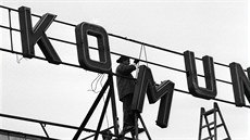 Odstraňování neonového nápisu "Sláva komunismu" z budovy Energoprojektu v Praze. Odstraňování neonového nápisu "Sláva komunismu" z budovy Energoprojektu v Praze.