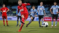 Ondřej Mihálik z AZ Alkmaar Jong zahrává pokutový kop v druhé nizozemské lize. Ondřej Mihálik z AZ Alkmaar Jong zahrává pokutový kop v druhé nizozemské lize.