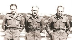 Výsadek CHROMIUM někde v Itálii v roce 1945. Václav Knotek je uprostřed. Výsadek CHROMIUM někde v Itálii v roce 1945. Václav Knotek je uprostřed.