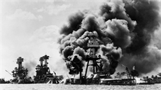 Následky japonského útoku na Pearl Harbor 7. prosince 1941. Zleva jsou na... Následky japonského útoku na Pearl Harbor 7. prosince 1941. Zleva jsou na...