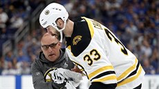 Otřesený obránce Bostonu Zdeno Chara po tvrdé ráně pukem. Otřesený obránce Bostonu Zdeno Chara po tvrdé ráně pukem.