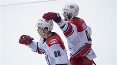 Martin Nečas (vlevo) a Tomáš Jurčo slaví gól Charlotte ve třetím finále AHL. Martin Nečas (vlevo) a Tomáš Jurčo slaví gól Charlotte ve třetím finále AHL.