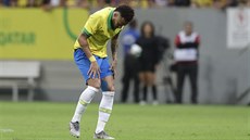 Brazilec Neymar se sbírá po faulu v pátelském utkání proti Kataru.