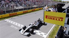 Lewis Hamilton v cíli Velké ceny Kanady formule 1.