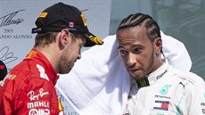 Vítzný Lewis Hamilton (vpravo) utuje druhého Sebastiana Vettela po Velké...