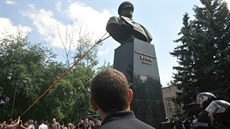 Ukrajinští nacionalisté v Charkově strhli pomník maršála Žukova. (2. června... Ukrajinští nacionalisté v Charkově strhli pomník maršála Žukova. (2. června...