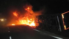 Kamion po nehodě na Uherskobrodsku shořel. Kamion po nehodě na Uherskobrodsku shořel.