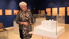 Kurátorka sbírky architektury krajské galerie Ladislava Horňáková u jednoho z... Kurátorka sbírky architektury krajské galerie Ladislava Horňáková u jednoho z...